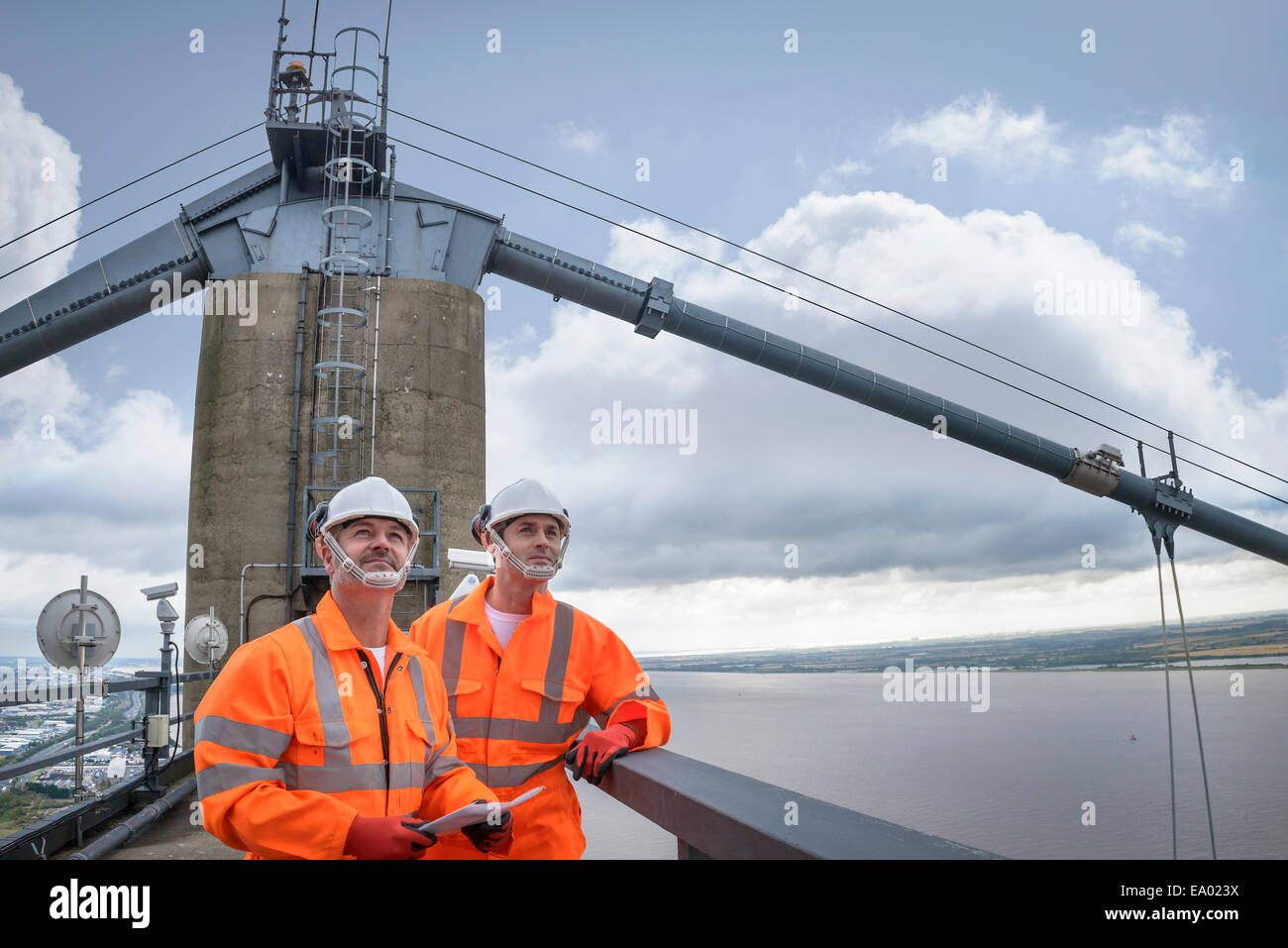 Los trabajadores del puente en la parte superior del puente colgante Puente Humber fue construida en 1981 en el REINO UNIDO Foto de stock