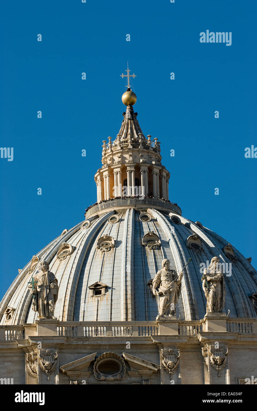 La cúpula de la Iglesia de San Pedro en el Vaticano, Roma, Italia Fotografía de stock - Alamy La cúpula de la Iglesia de San Pedro en el Vaticano, Roma, Italia Fotografía de stock - Alamy