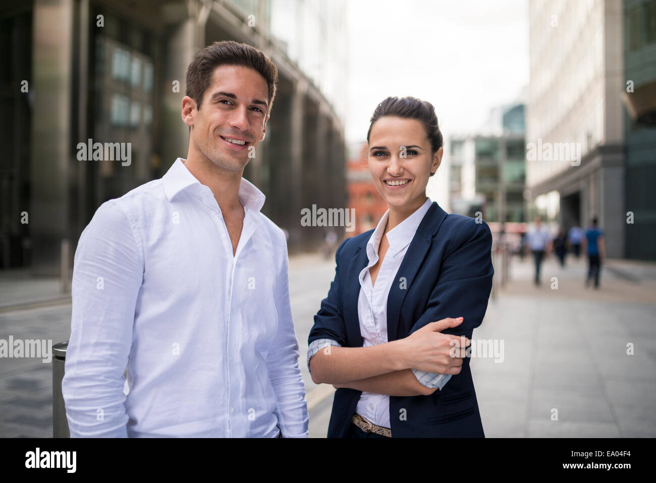 Retrato de jóvenes socios de negocios en street, London, UK Foto de stock