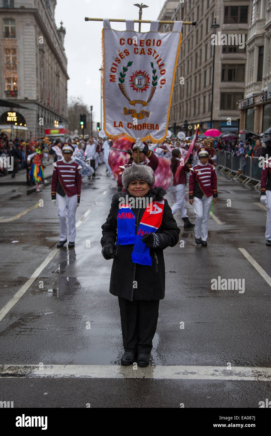 Londres, Reino Unido, 1 de enero de 2014. Este año el Desfile del Día de Año Nuevo de temática fue "Londres vuelve a la "altalenante 60s''. Foto de stock