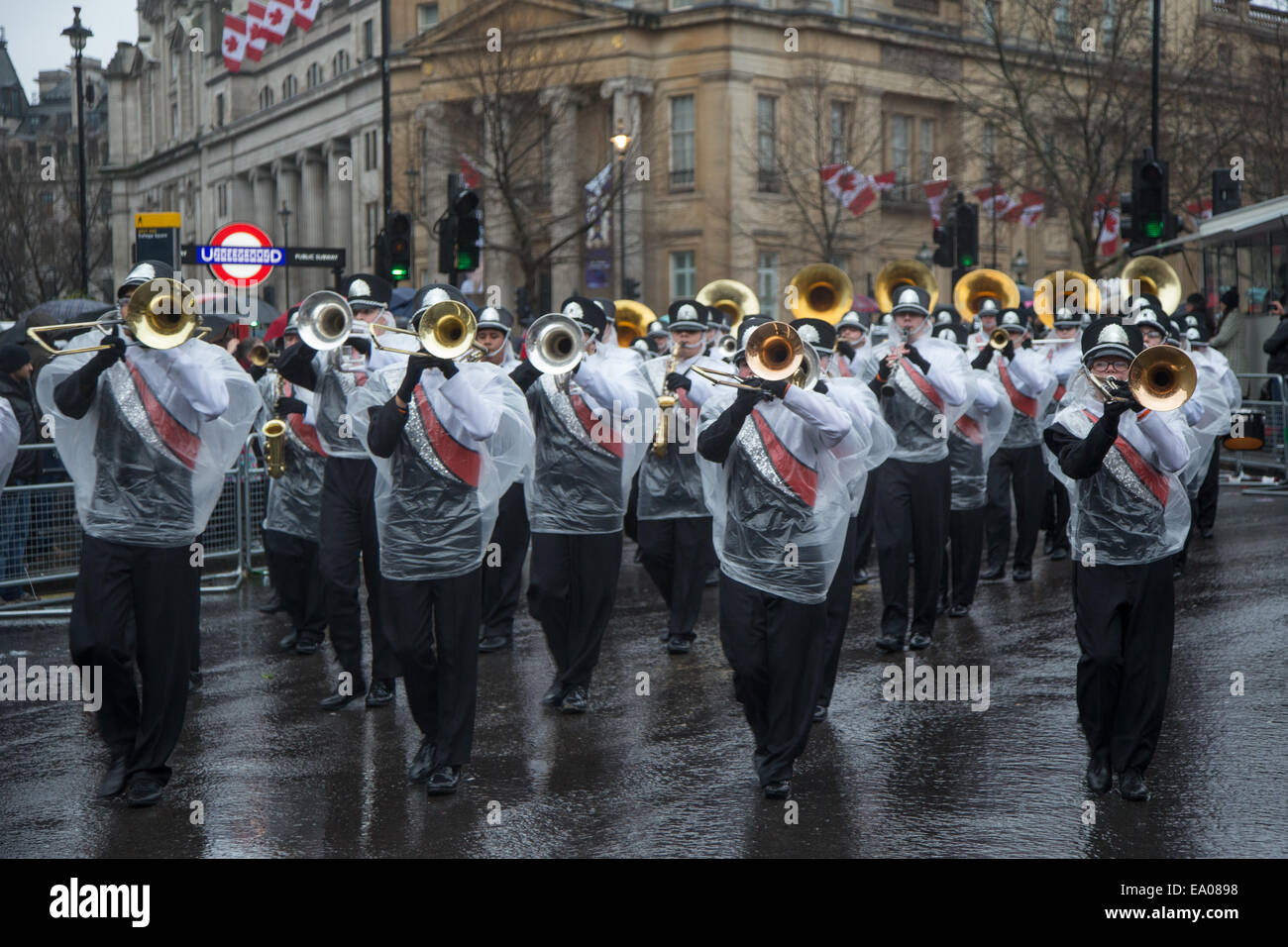 Londres, Reino Unido, 1 de enero de 2014. Este año el Desfile del Día de Año Nuevo de temática fue "Londres vuelve a la "altalenante 60s''. Foto de stock