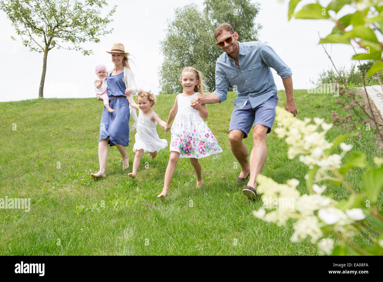 Familia corriendo por el campo Fotografía de stock Alamy