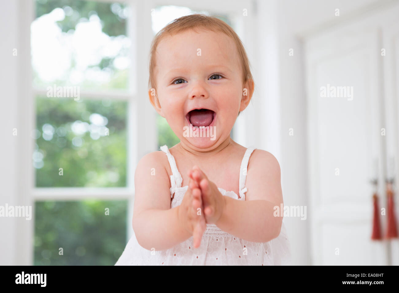 Baby clapping hands fotografías e imágenes de alta resolución - Alamy