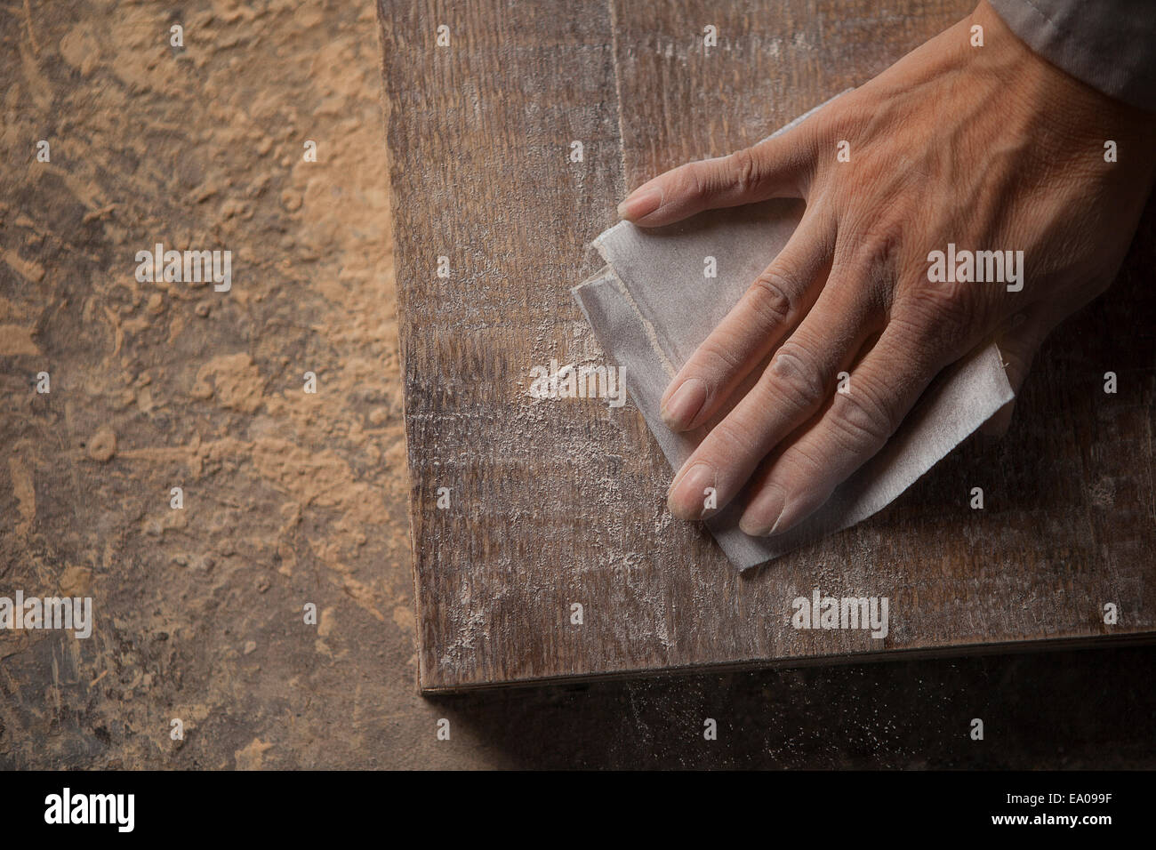 Carpenter suavizado de la superficie con papel de lija de madera en la  fábrica, Jiangsu, China Fotografía de stock - Alamy