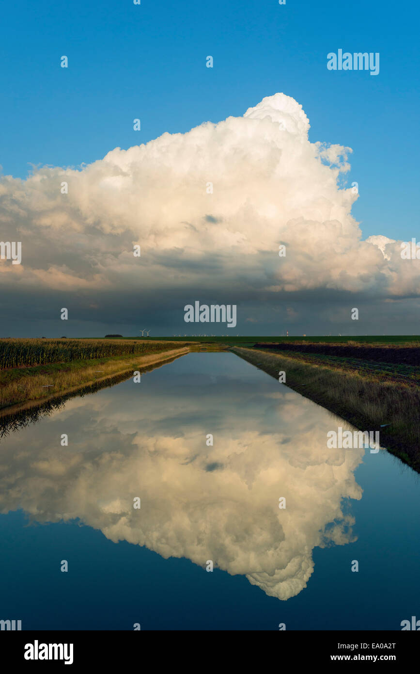 Una nube cuelga sobre la campiña holandesa al atardecer Foto de stock