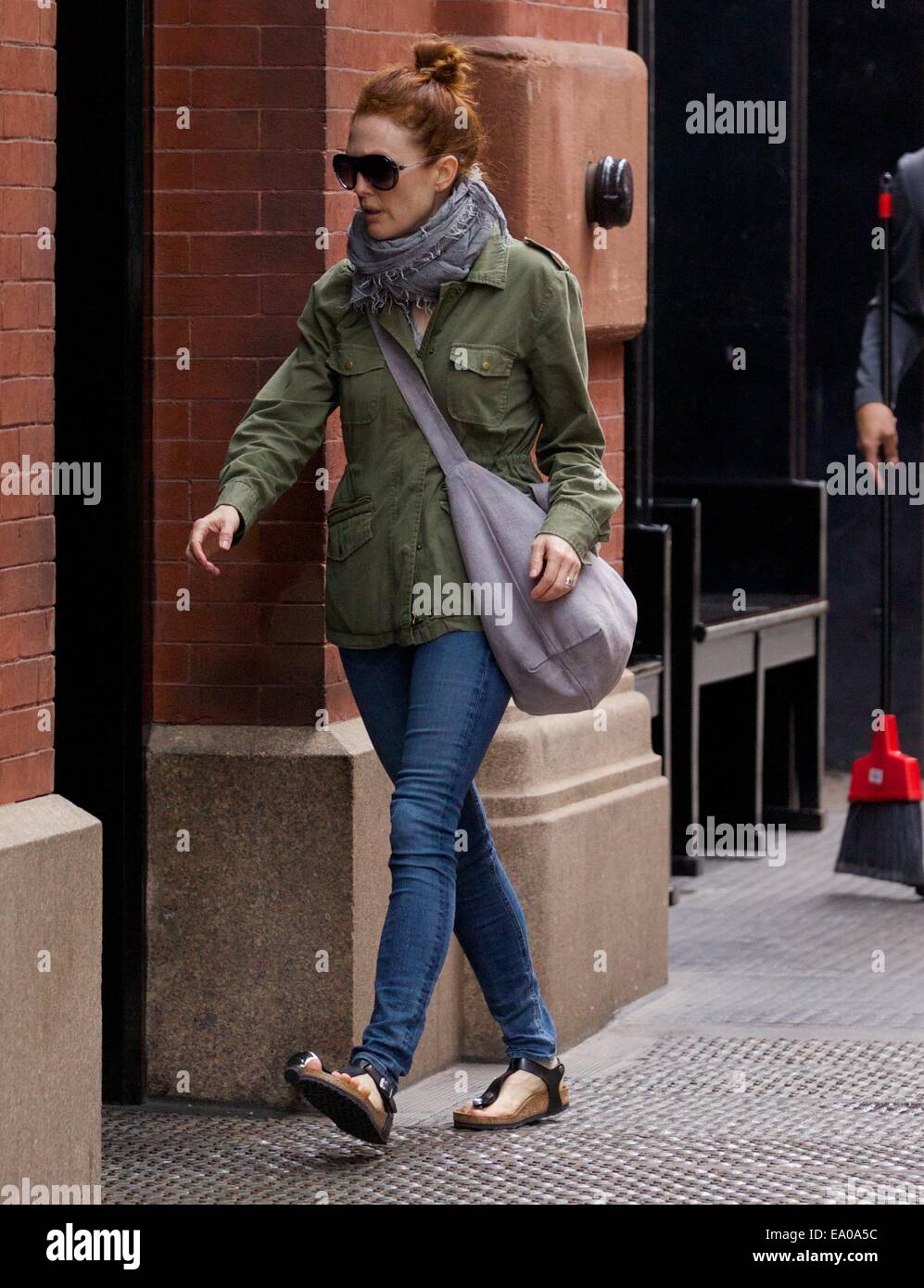 Julianne Moore vistos en Soho llevaba una chaqueta de utilidad y sandalias  con: Julianne Moore donde: Ciudad de Nueva York, Nueva York, Estados Unidos  Cuándo: 02 de mayo de 2014 Fotografía de