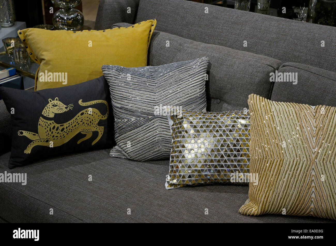 Diseñador cojines decorativos dispuestos en un sofá Fotografía de stock -  Alamy