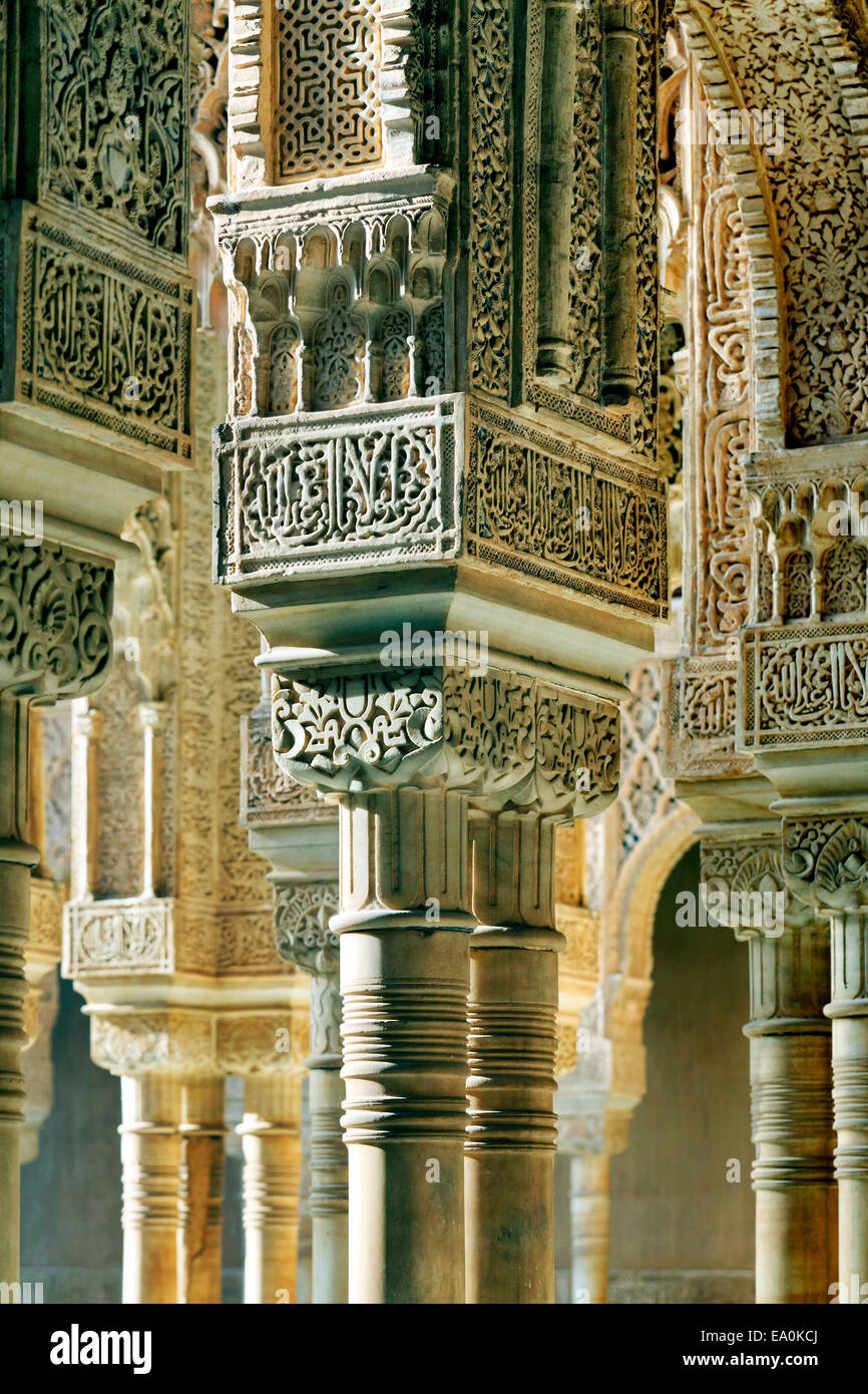 Pilares / columnas en la corte de los Leones, los Palacios Nazaríes, la Alhambra, Granada, Andalucía, España Foto de stock