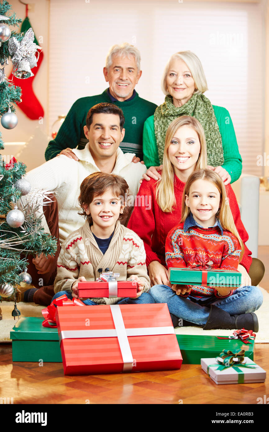Familia feliz con los ancianos y los niños celebran la Navidad Foto de stock
