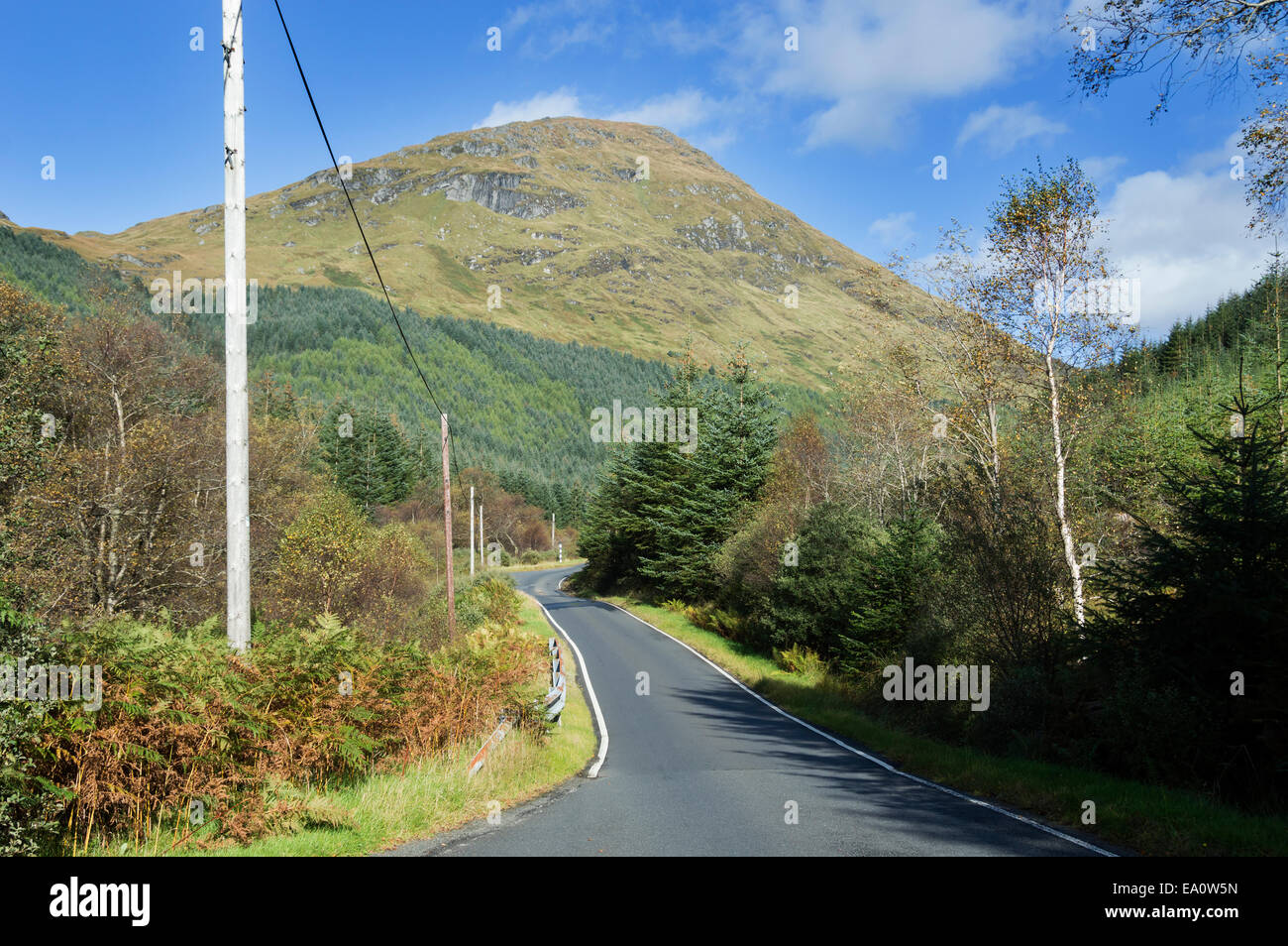 Glen Goil, carretera a Lochgoilhead, Argyll y Bute, Escocia, Scottish; Reino Unido; Foto de stock