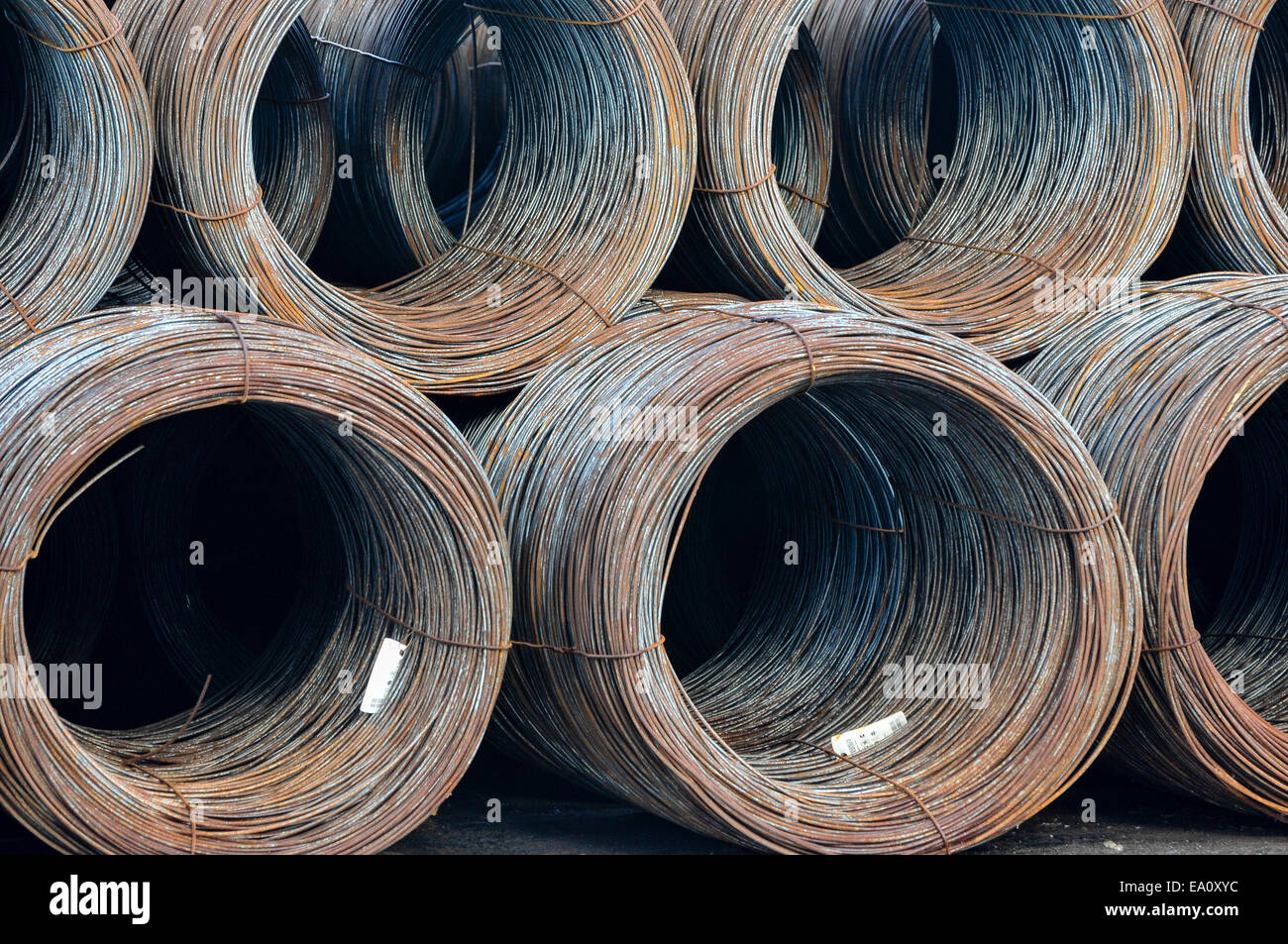 Almacenamiento de las bobinas de cable de acero Fotografía de stock - Alamy