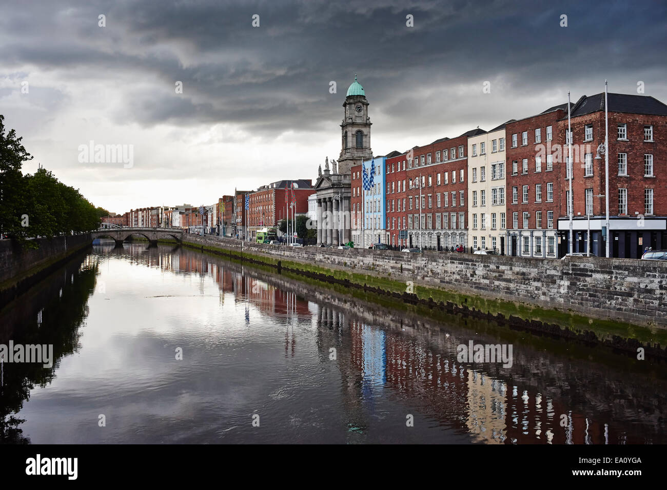 Vista del río Liffey, en Dublín, República de Irlanda Foto de stock