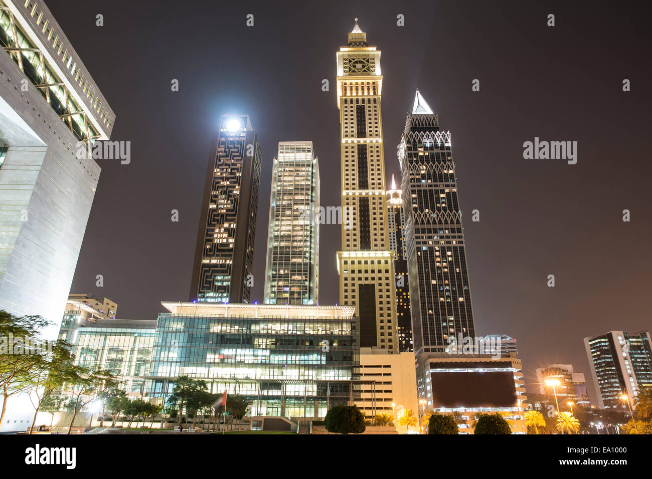 Arquitectura moderna en la noche, Dubai, EAU Foto de stock