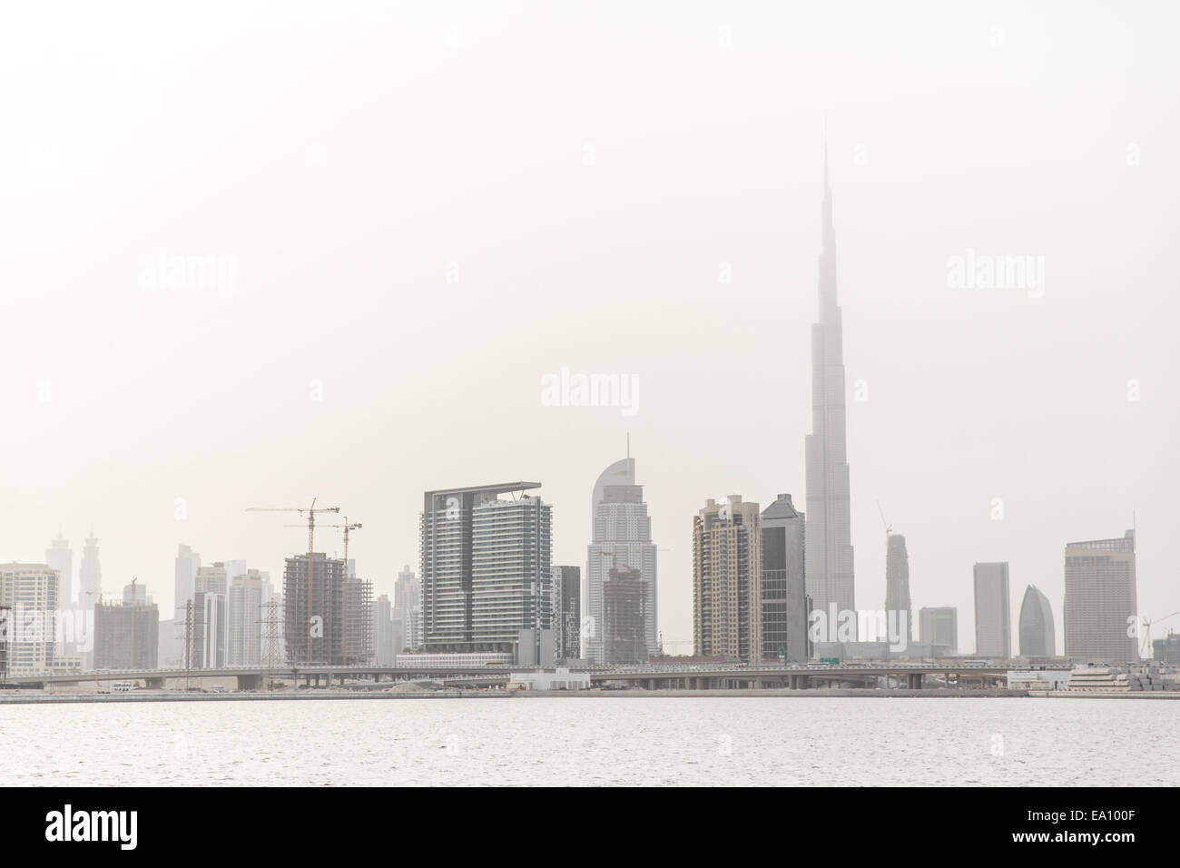 Horizonte de Dubai con Burj Khalifa, Dubai, EAU Foto de stock