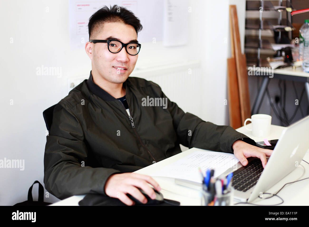 Retrato del arquitecto masculino en la oficina Foto de stock