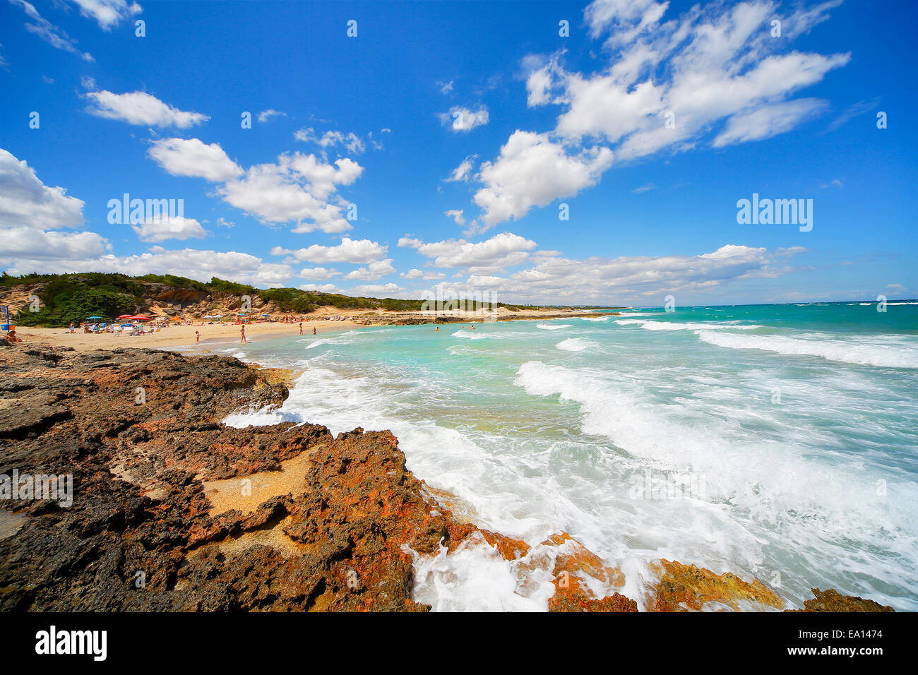 Escena costera, Ostuni, Brindisi, Puglia, Italia Foto de stock