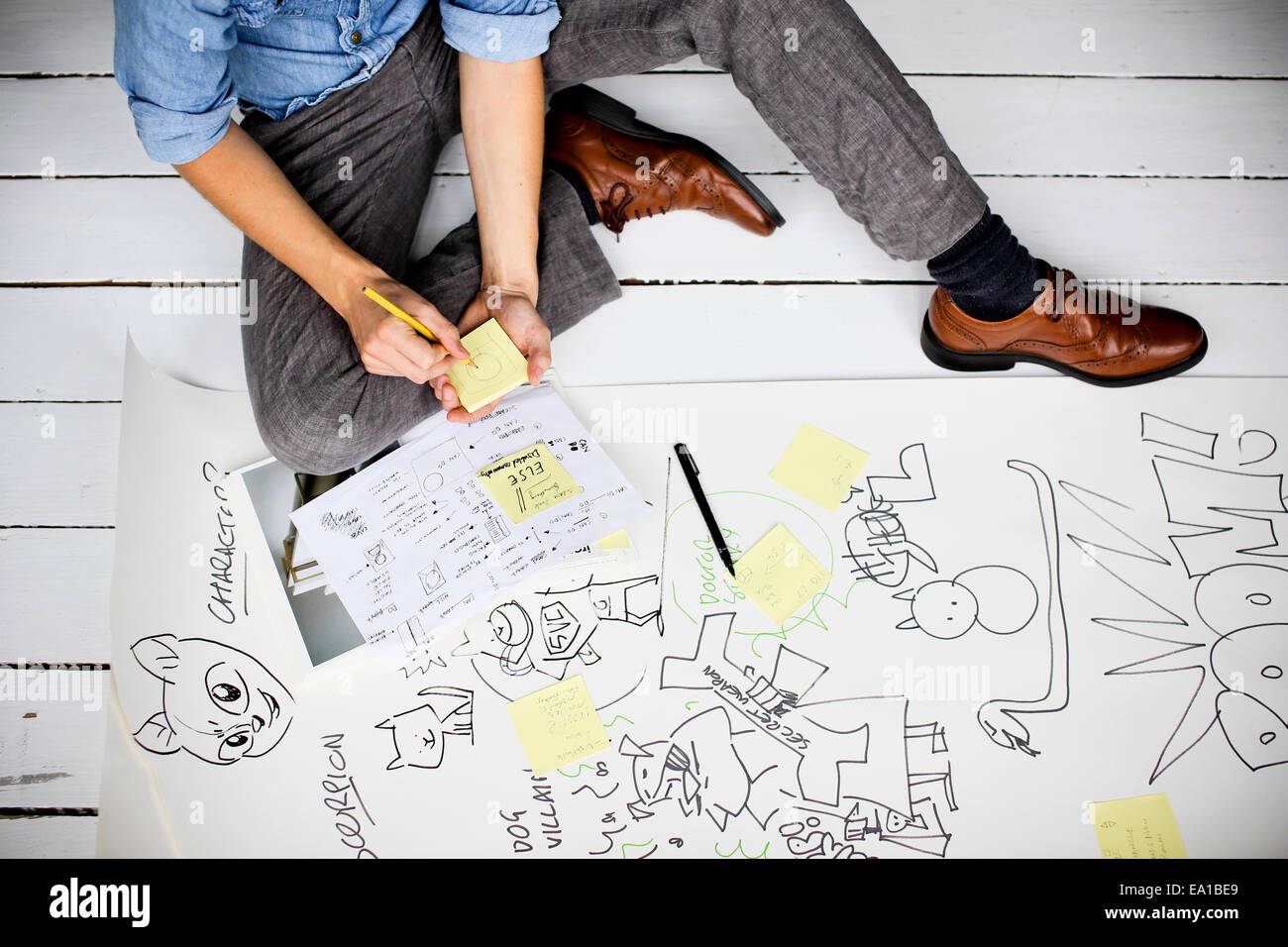 Diseñador gráfico de producir ideas creativas sobre el suelo Foto de stock