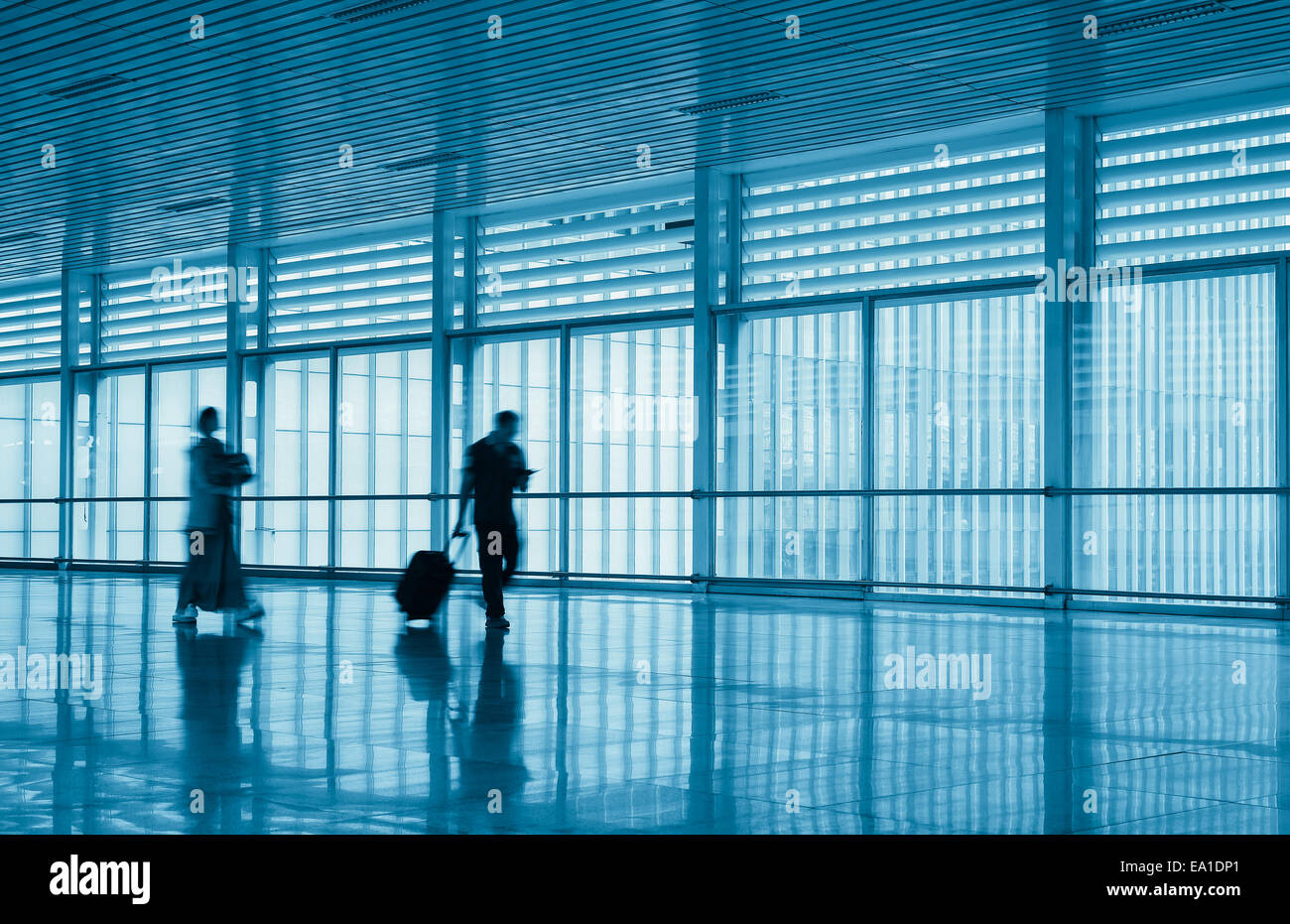 Desenfoque de movimiento de pasajeros en el corredor moderno Foto de stock