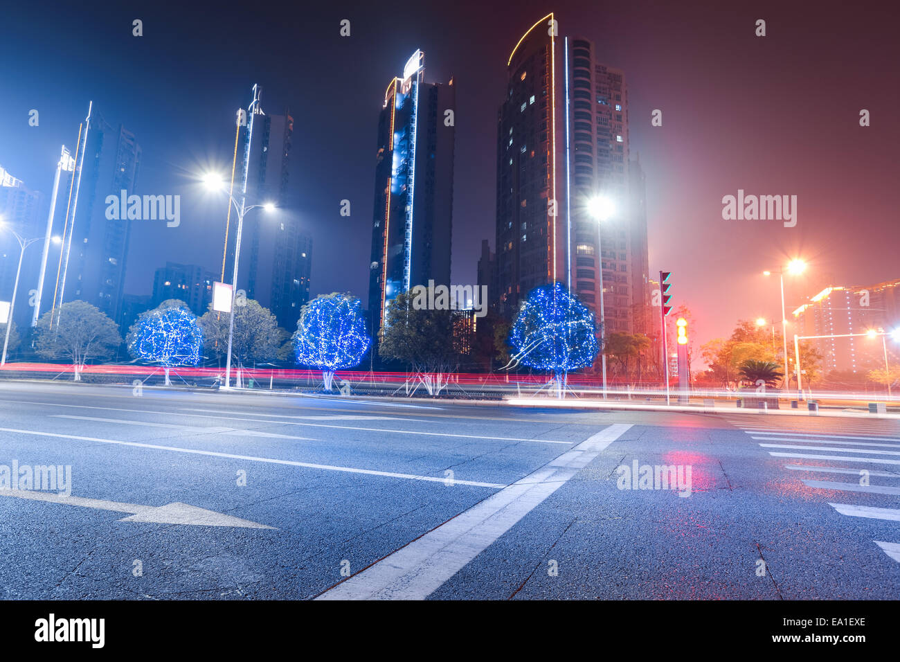 Vía urbana en la noche Foto de stock