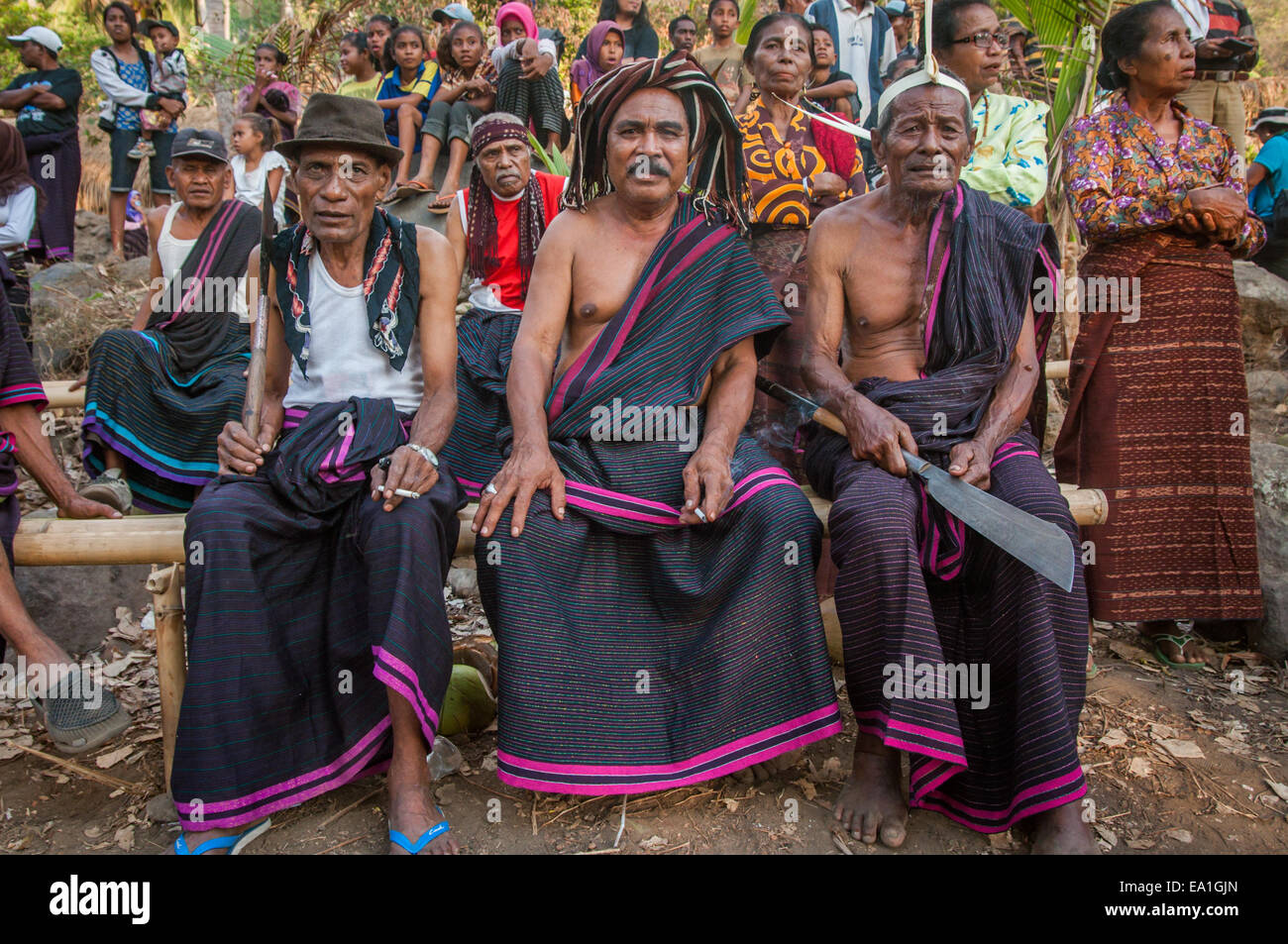 Retrato de ancianos de la comunidad tradicional durante un evento cultural en Lewotolok, en la ladera del volcán Lewotolok en la isla Lembata, Indonesia. Foto de stock