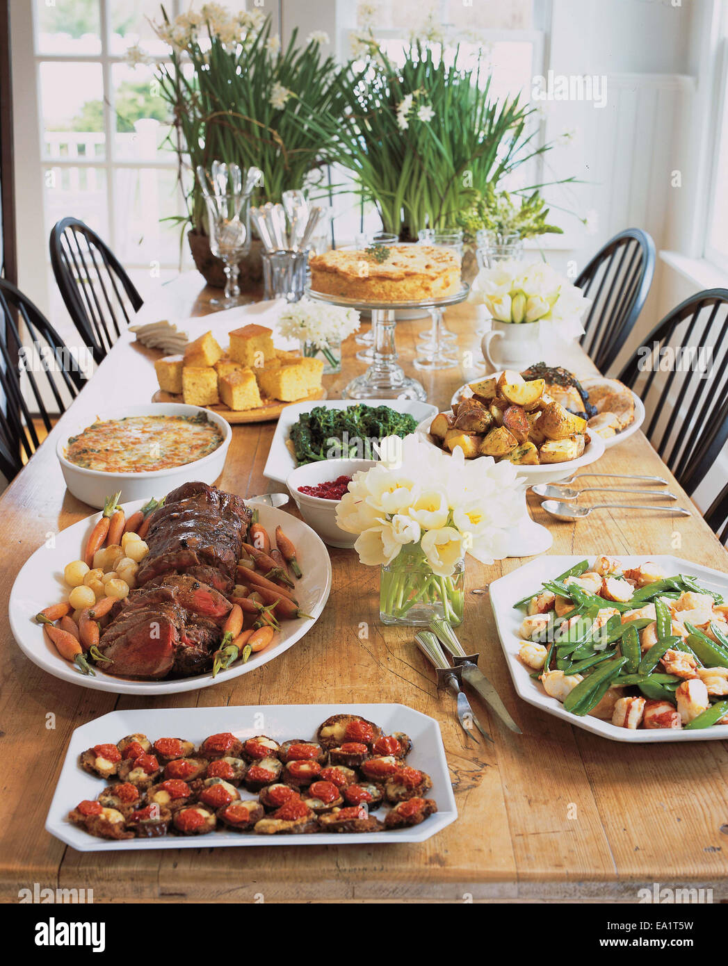 Mesa puesta con comida grande Fotografía de stock - Alamy