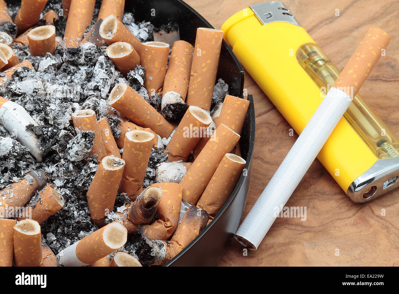 Cenicero y encendedor de cigarros y ceniza completa Fotografía de stock -  Alamy