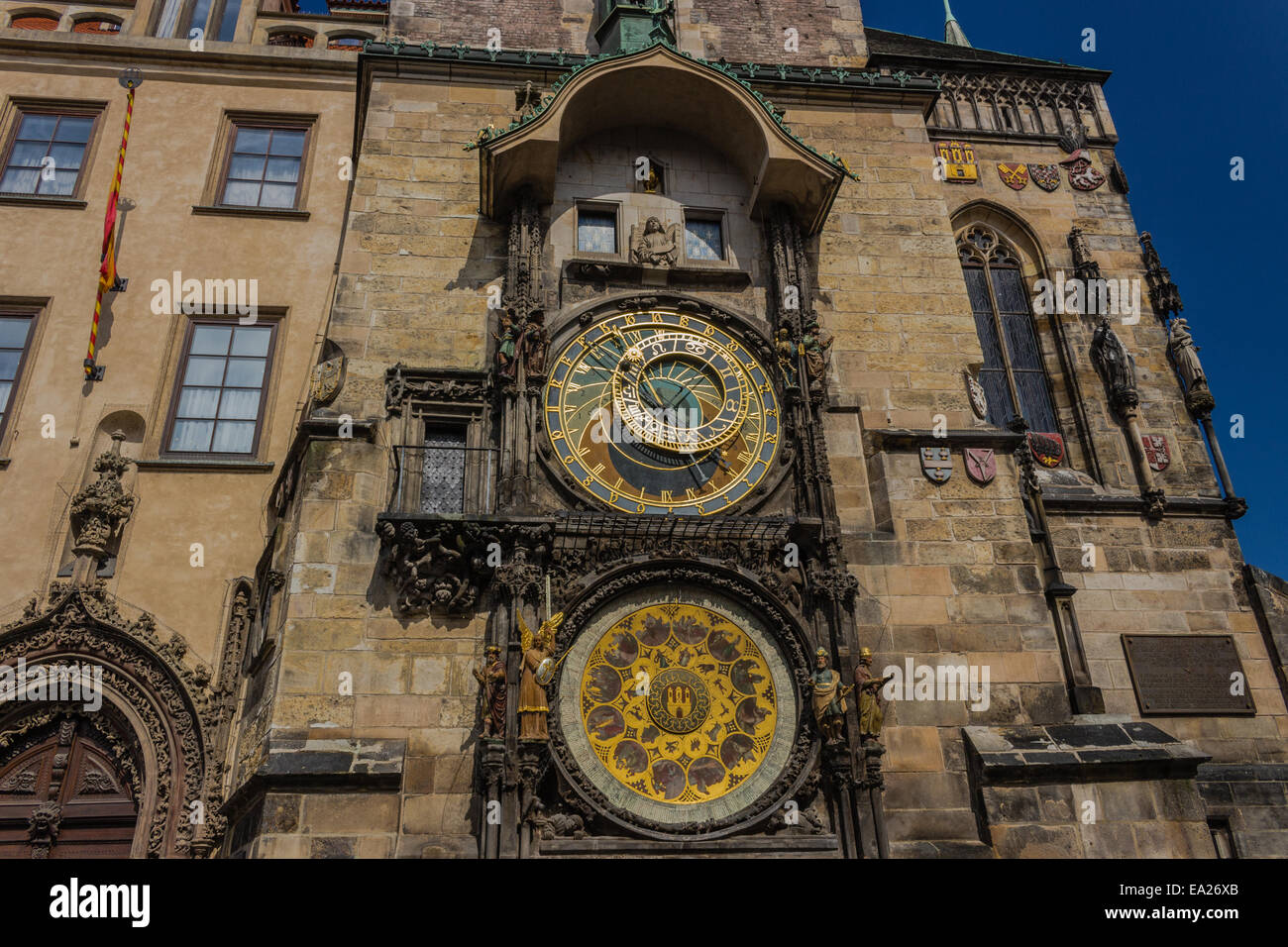 El reloj astronómico medieval en la plaza de la Ciudad Vieja en Praga Foto de stock