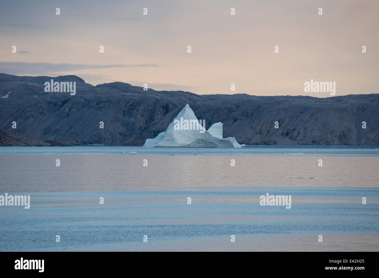 Los icebergs y reflexiones en la isla de Baffin, el Ártico canadiense. Foto de stock
