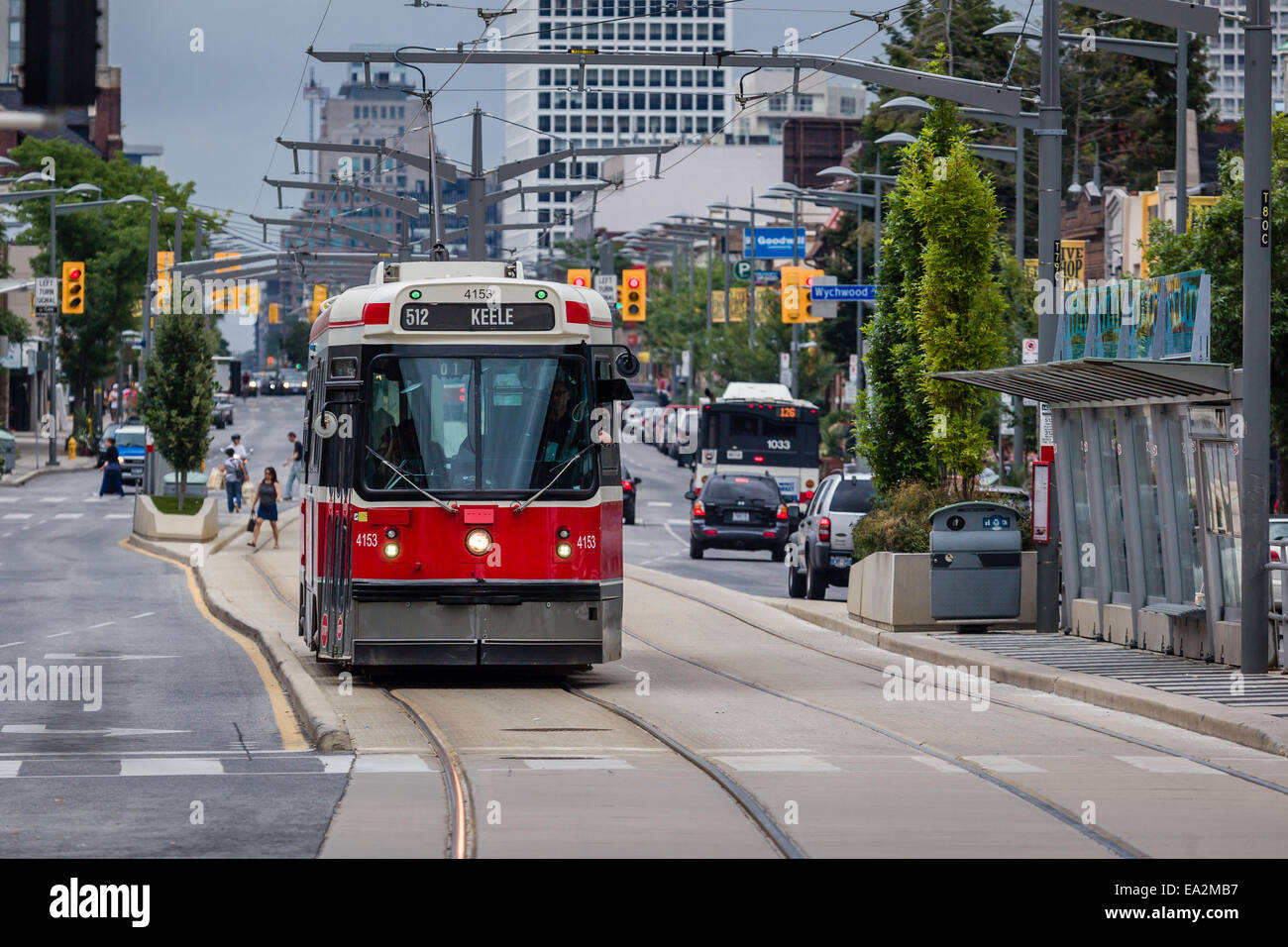 Tranvía en St Clair Ave en Toronto. Foto de stock