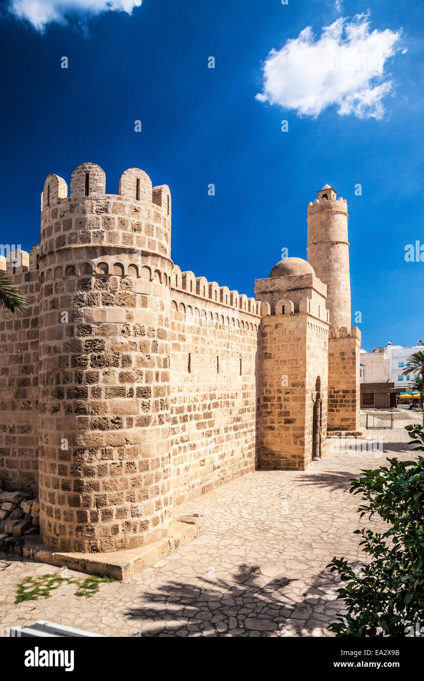 La entrada y Nador o la atalaya del Ribat en la medina de Sousse, Túnez. Foto de stock