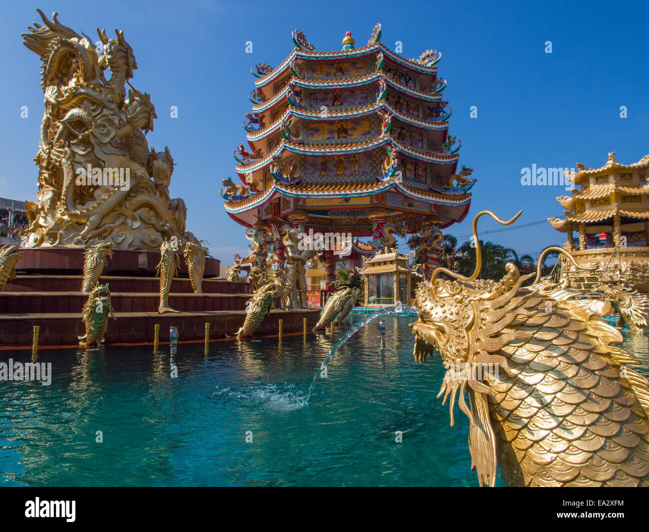 Templo Chino arte en Ang Sila, templo también conocido como Wihan Thep Sathit Chaloem Phra Kitti Foto de stock