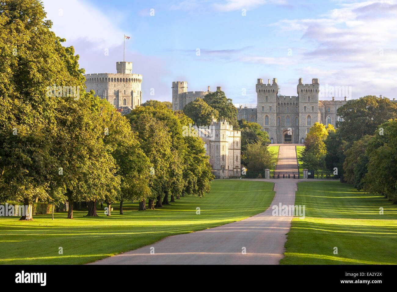 El largo paseo con el castillo de Windsor, en el fondo, Windsor, Berkshire, Inglaterra, Reino Unido, Europa Foto de stock