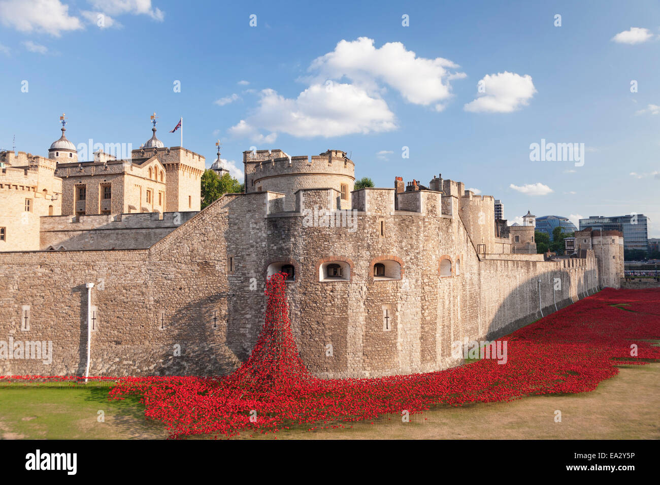 La Torre de Londres, la instalación sangre arrasaron tierras y mares rojos, memorial de la I Guerra Mundial, la ciudad de Londres, Inglaterra, Reino Unido. Foto de stock