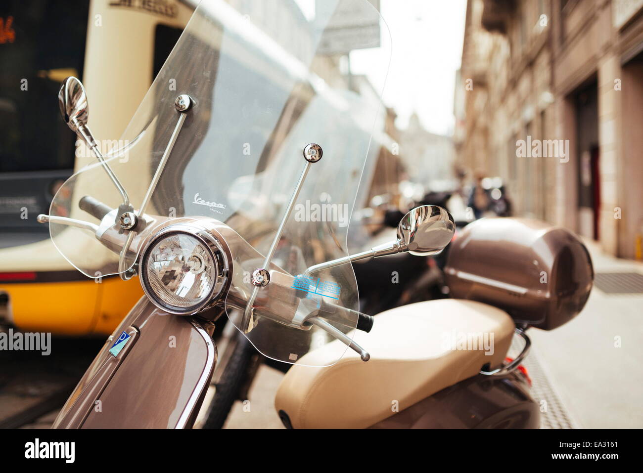 Ciclomotor Vespa aparcada, Milán, Lombardía, Italia, Europa Foto de stock