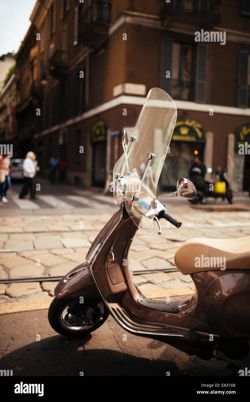 Ciclomotor Vespa aparcada, Milán, Lombardía, Italia, Europa Foto de stock