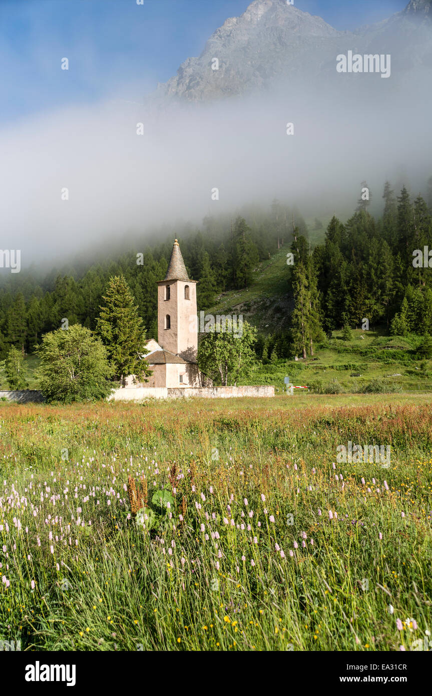 Iglesia de Sils-Baselgia en el lago de Sils en verano, Suiza | Kirche von Sils-Baseglia am Silser Ver Im Sommer, Schweiz Foto de stock