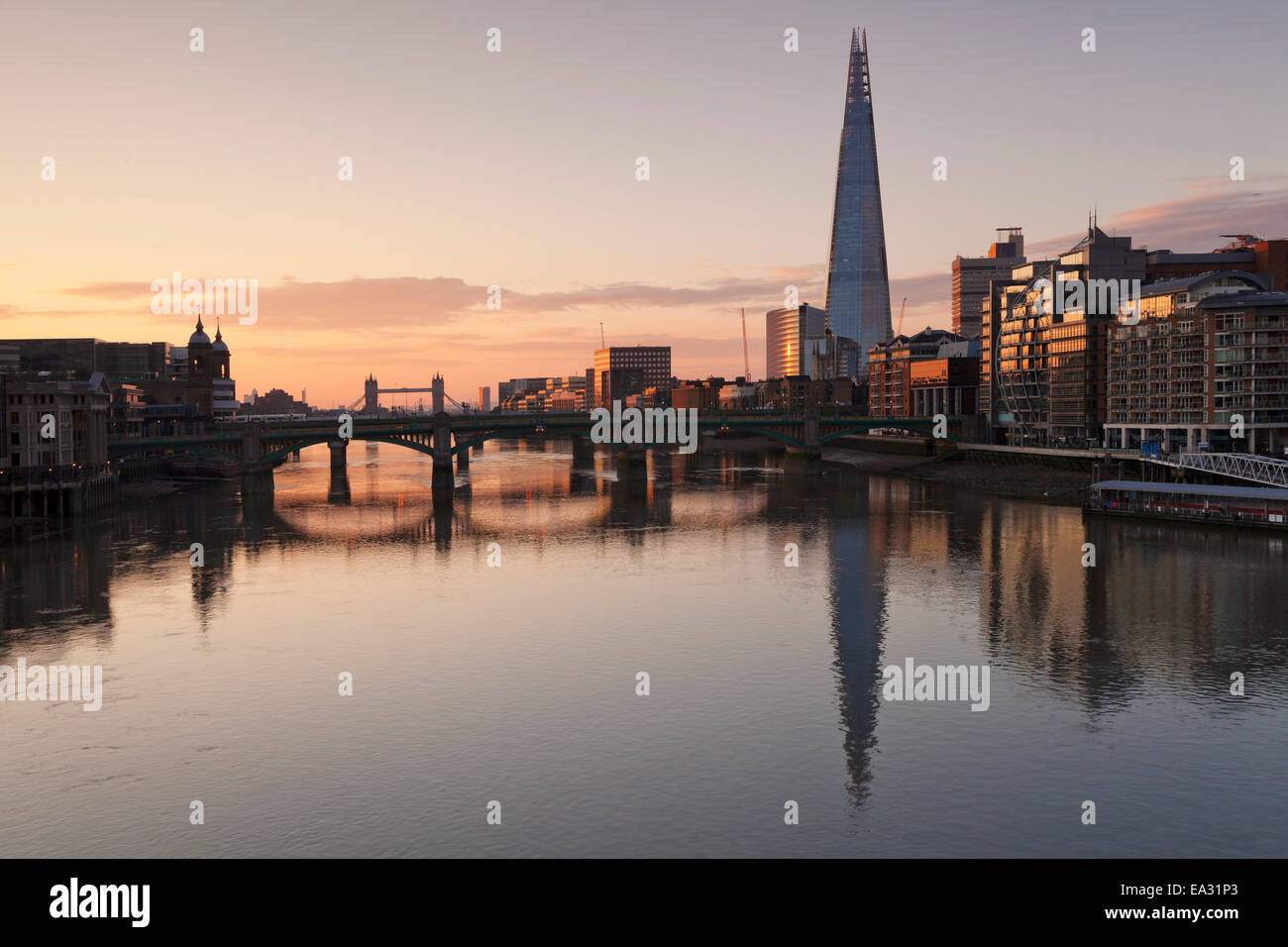 El Shard Building, el puente de Blackfriars, el Tower Bridge al amanecer, Londres, Inglaterra, Reino Unido, Europa Foto de stock