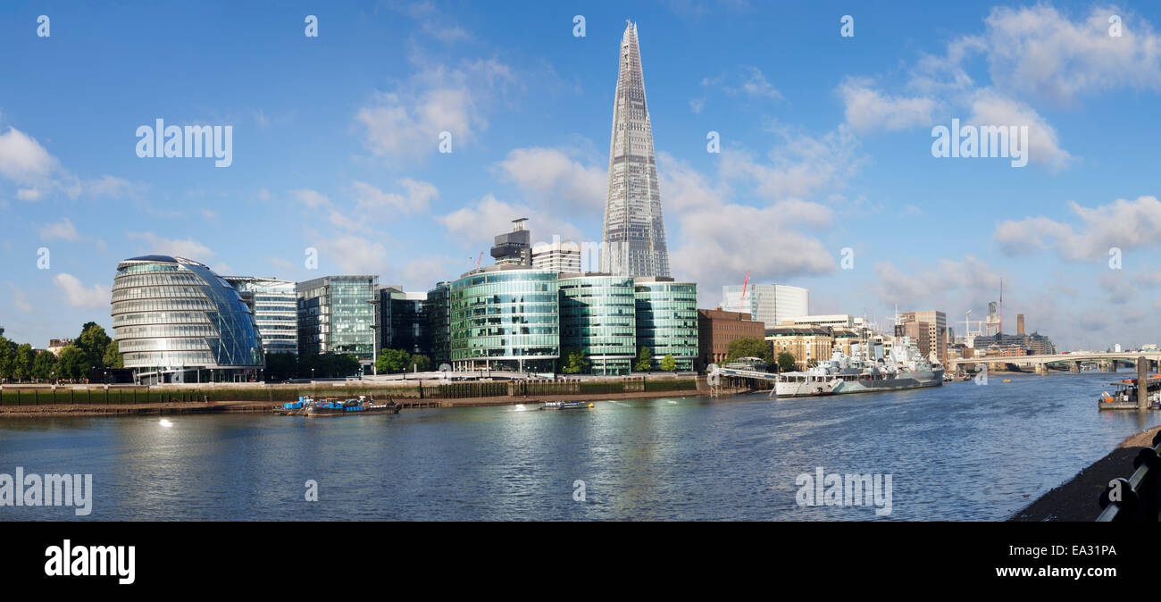 Vistas al río Támesis y a South Bank con el Ayuntamiento y Shard Building, Londres, Inglaterra, Reino Unido, Europa Foto de stock