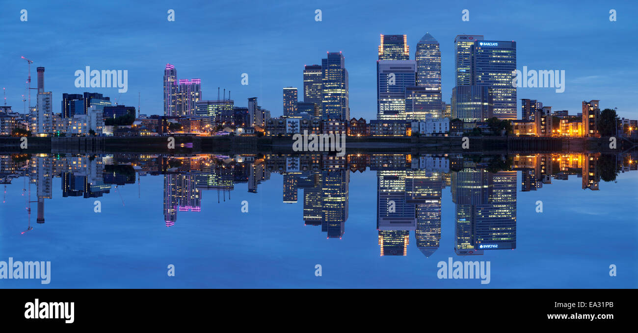 Vistas al río Támesis y a Canary Wharf, los Docklands de Londres, Inglaterra, Reino Unido, Europa Foto de stock