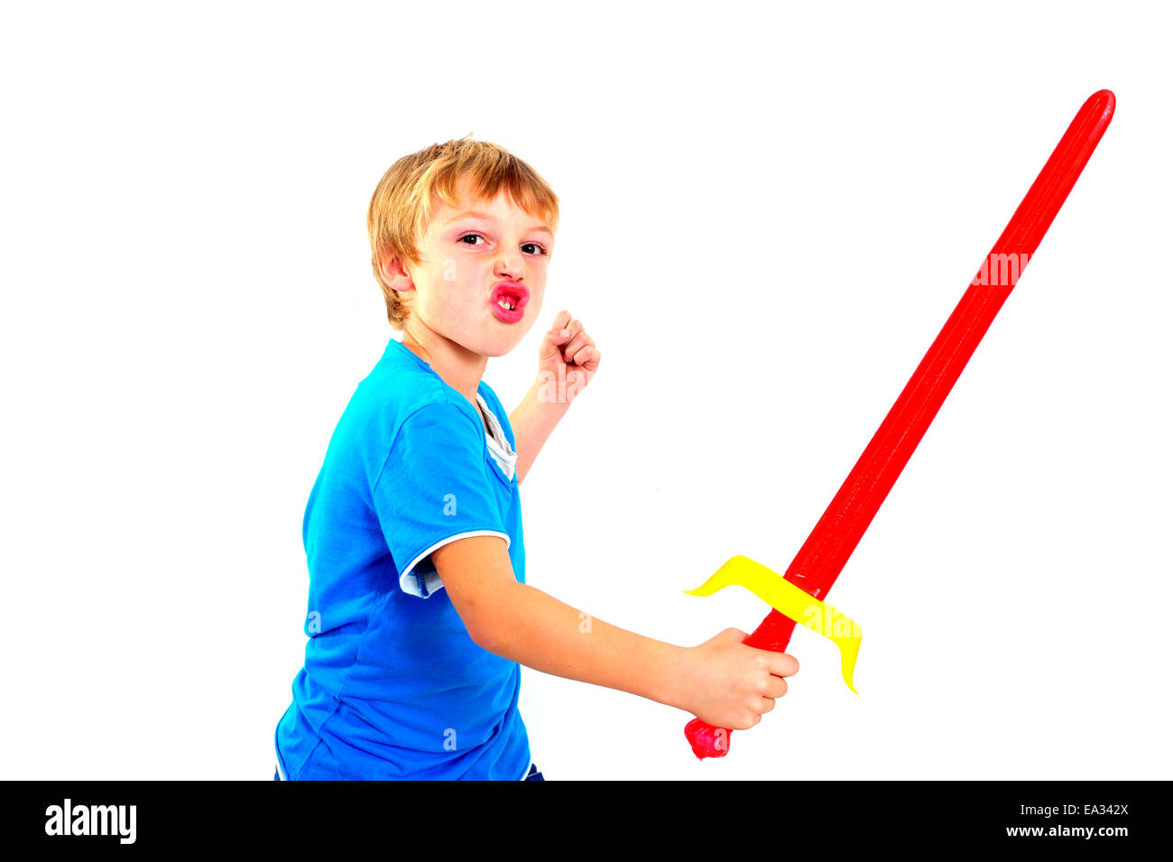 Un joven jugando con la espada sobre un fondo blanco. Foto de stock