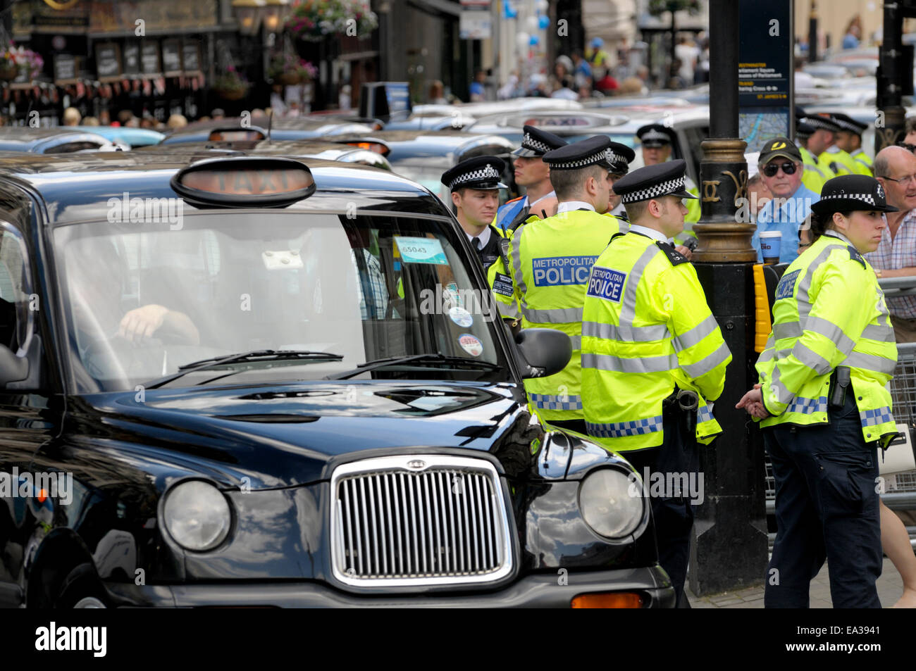 Londres, Inglaterra, Reino Unido. Funcionarios de la policía metropolitana de Londres y choferes de taxi negro bloqueando Trafalgar Square en la demo Foto de stock