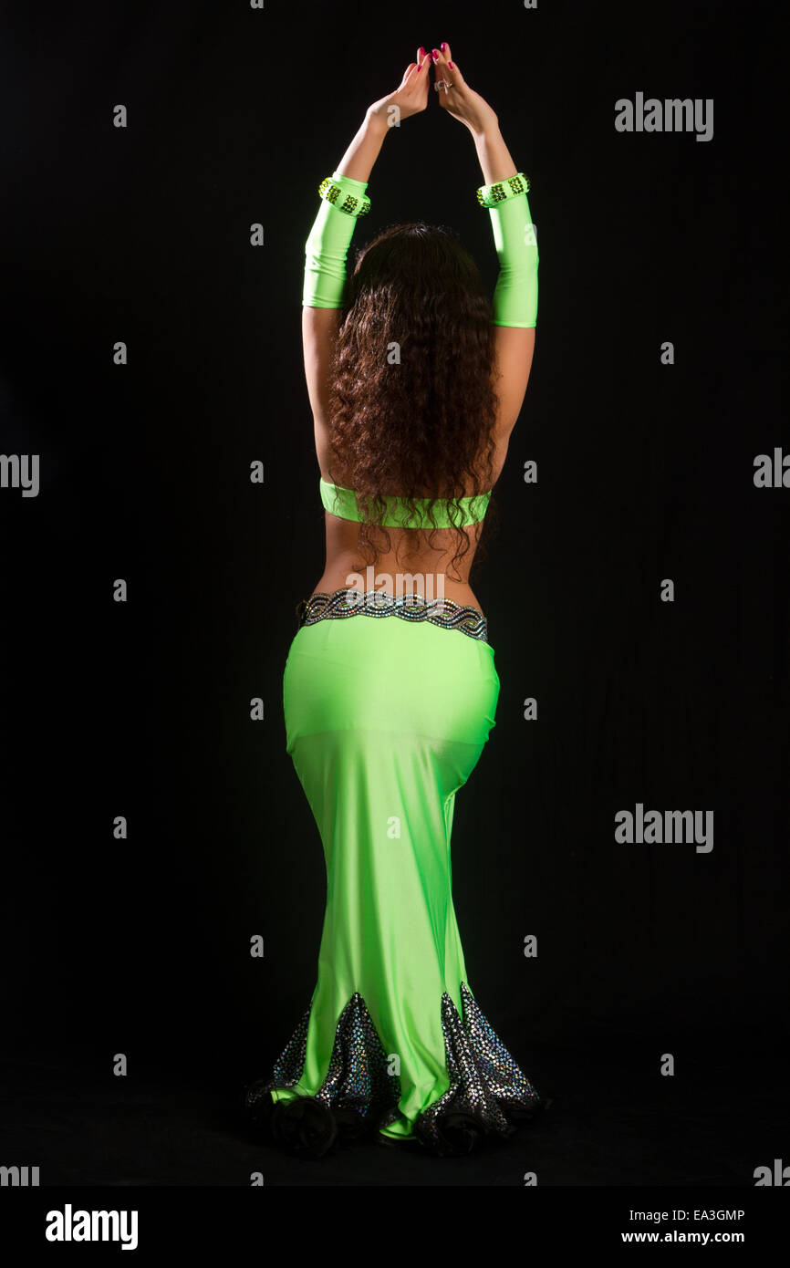 Morena en un traje verde de la danza oriental Fotografía de stock - Alamy