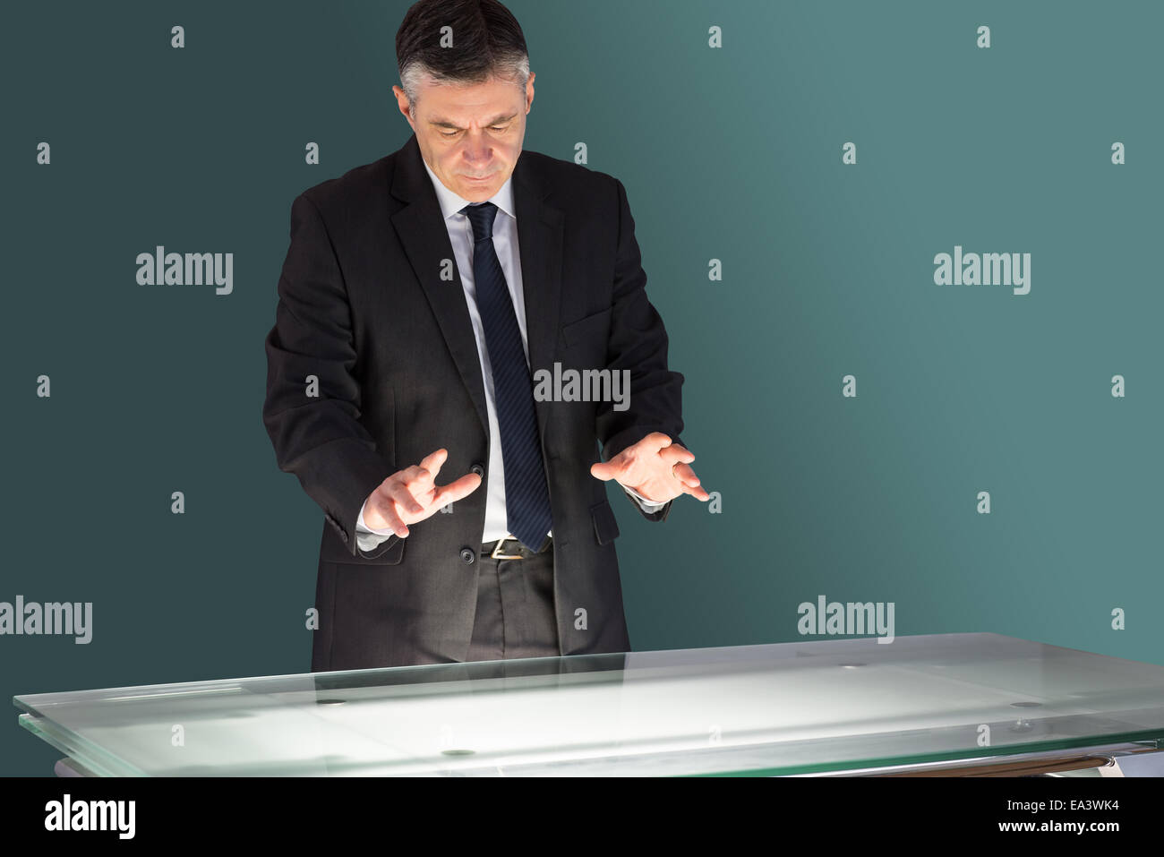 Concentrando el empresario busca en la mesa Foto de stock