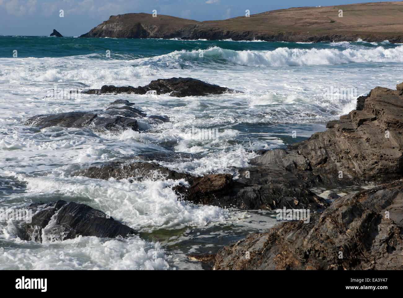 Constantino Bay, en la costa norte de Cornwall, cerca de Padstow como las olas rompen en las rocas alrededor de esta popular playa. Foto de stock