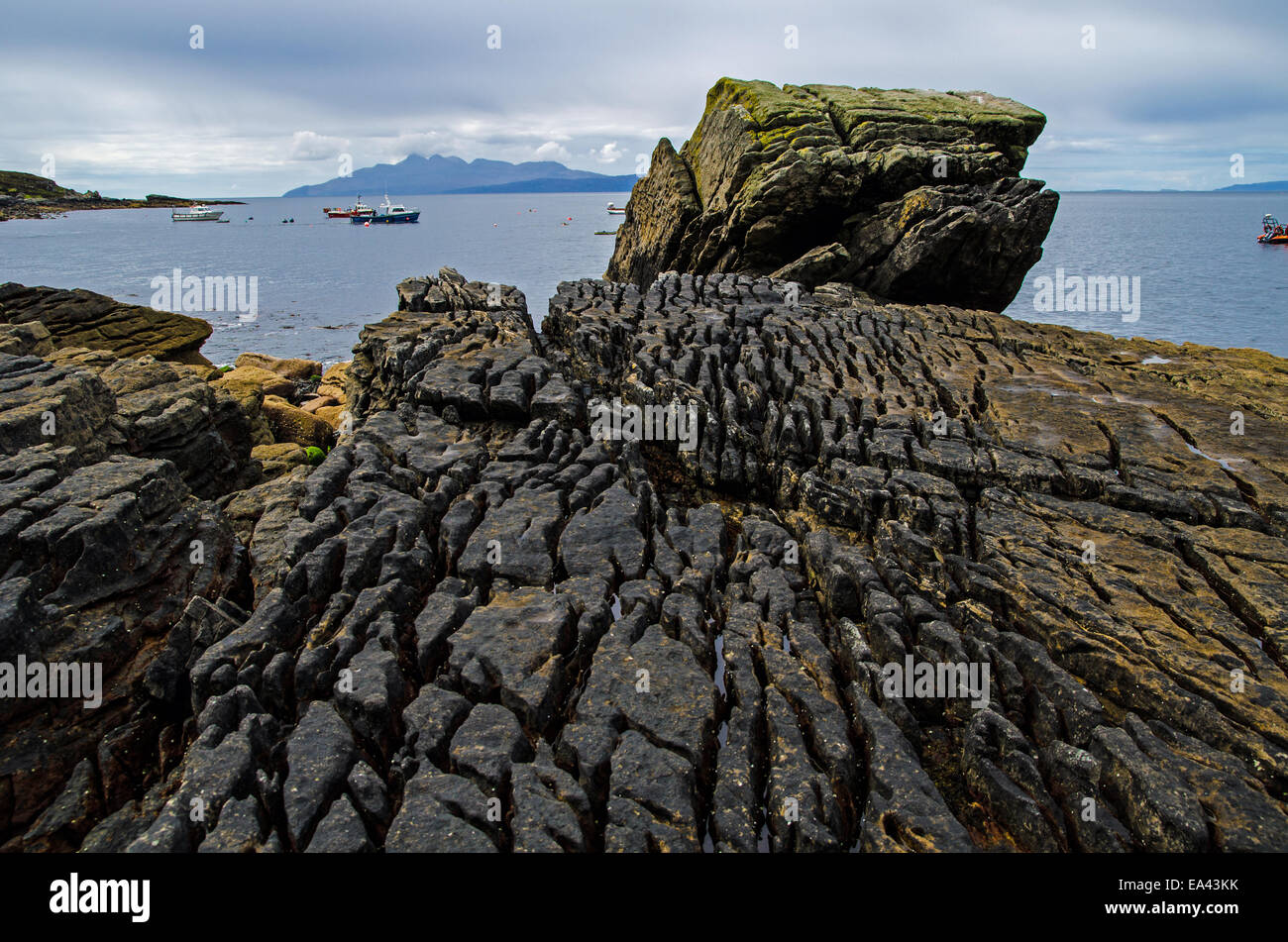 Rocas volcánicas en Elgol playa, Isla de Skye, Escocia Foto de stock