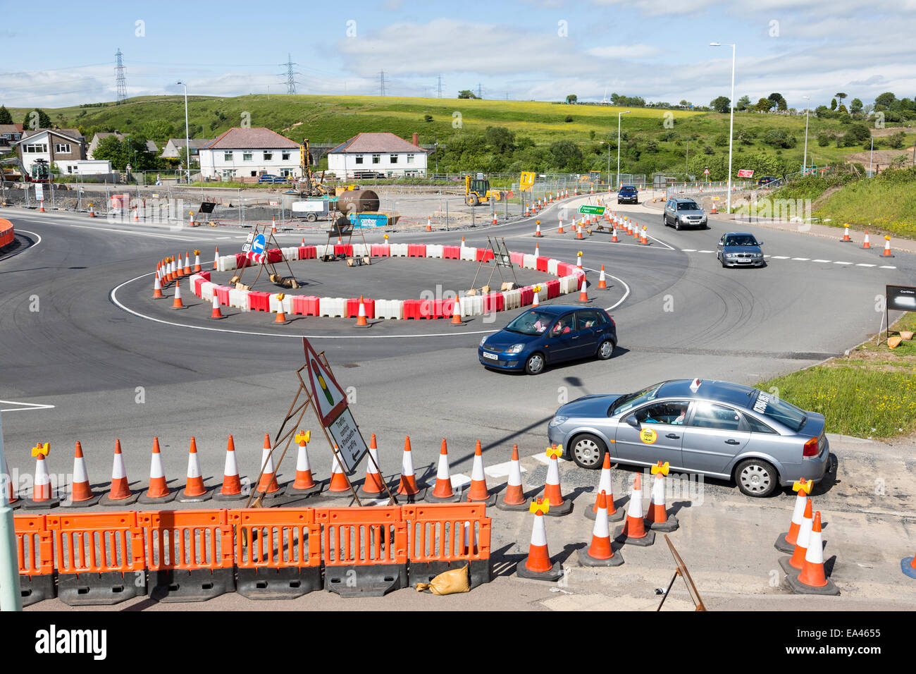 Las obras viales durante la reconstrucción de los jefes de los valles A465 Carretera con rotonda temporales, Trefil, Wales, REINO UNIDO Foto de stock