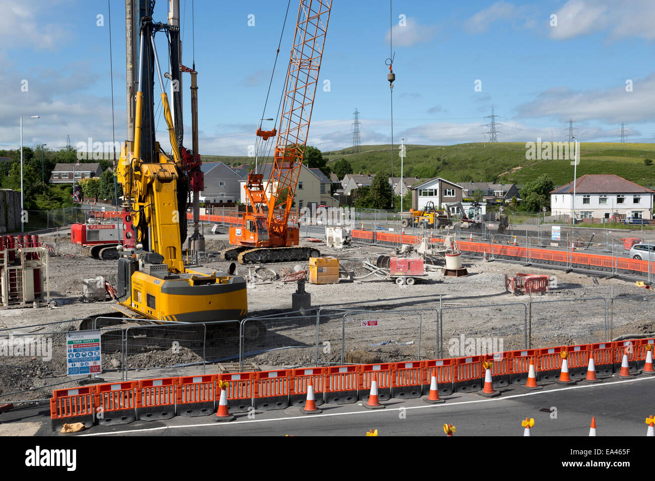 Las obras viales durante la reconstrucción de los jefes de los valles A465 Carretera con rotonda temporales, Trefil, Wales, REINO UNIDO Foto de stock