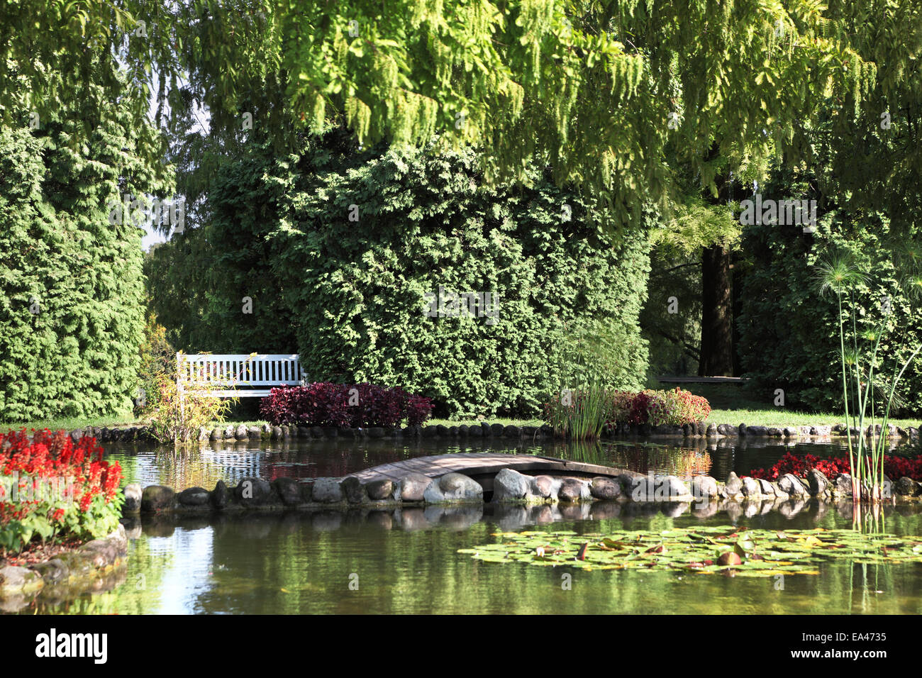 Un estanque y árboles recortados elegantemente Foto de stock