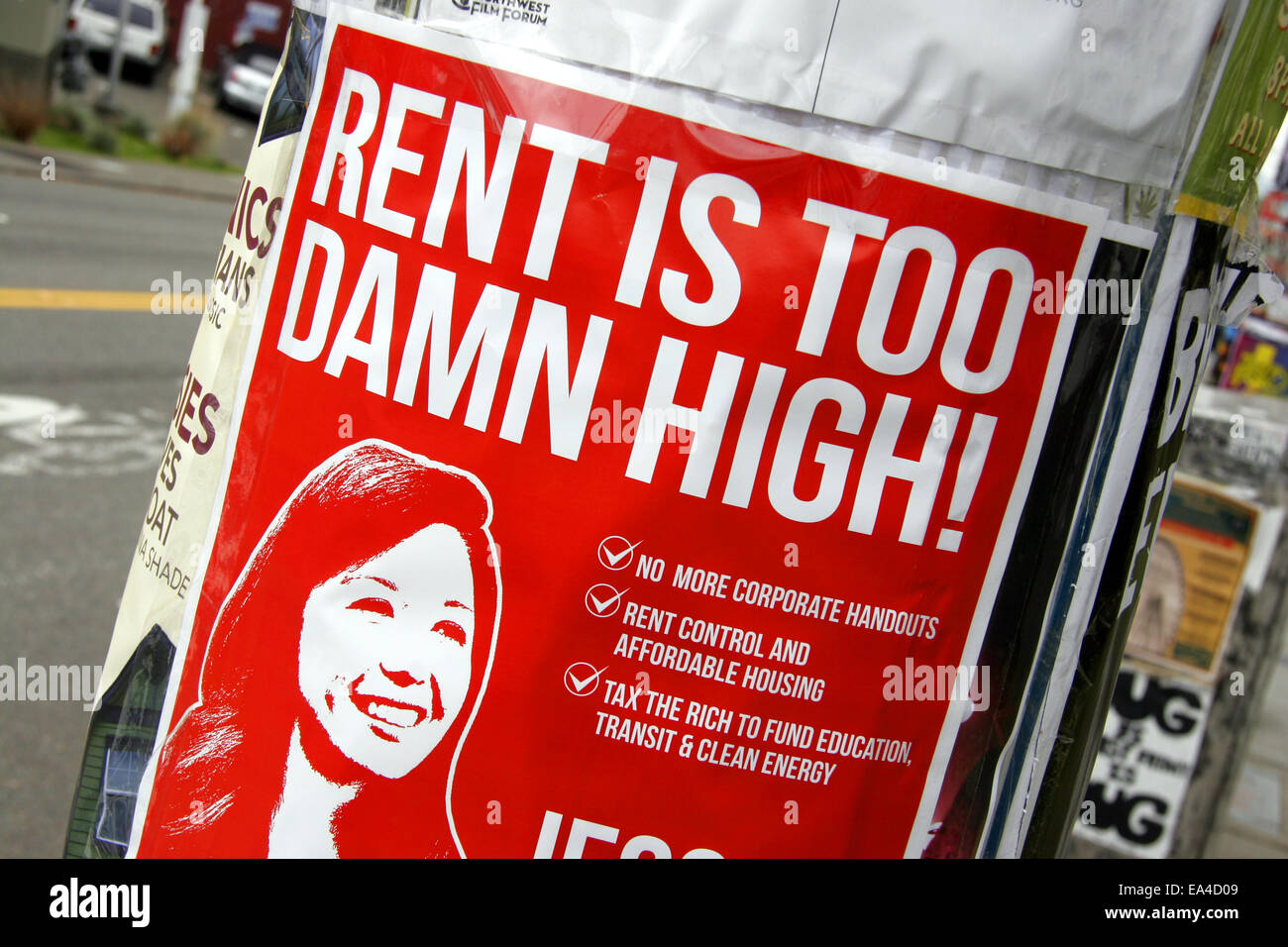 Alquiler es demasiado alto maldito! Cartel en Seattle, EE.UU. Foto de stock