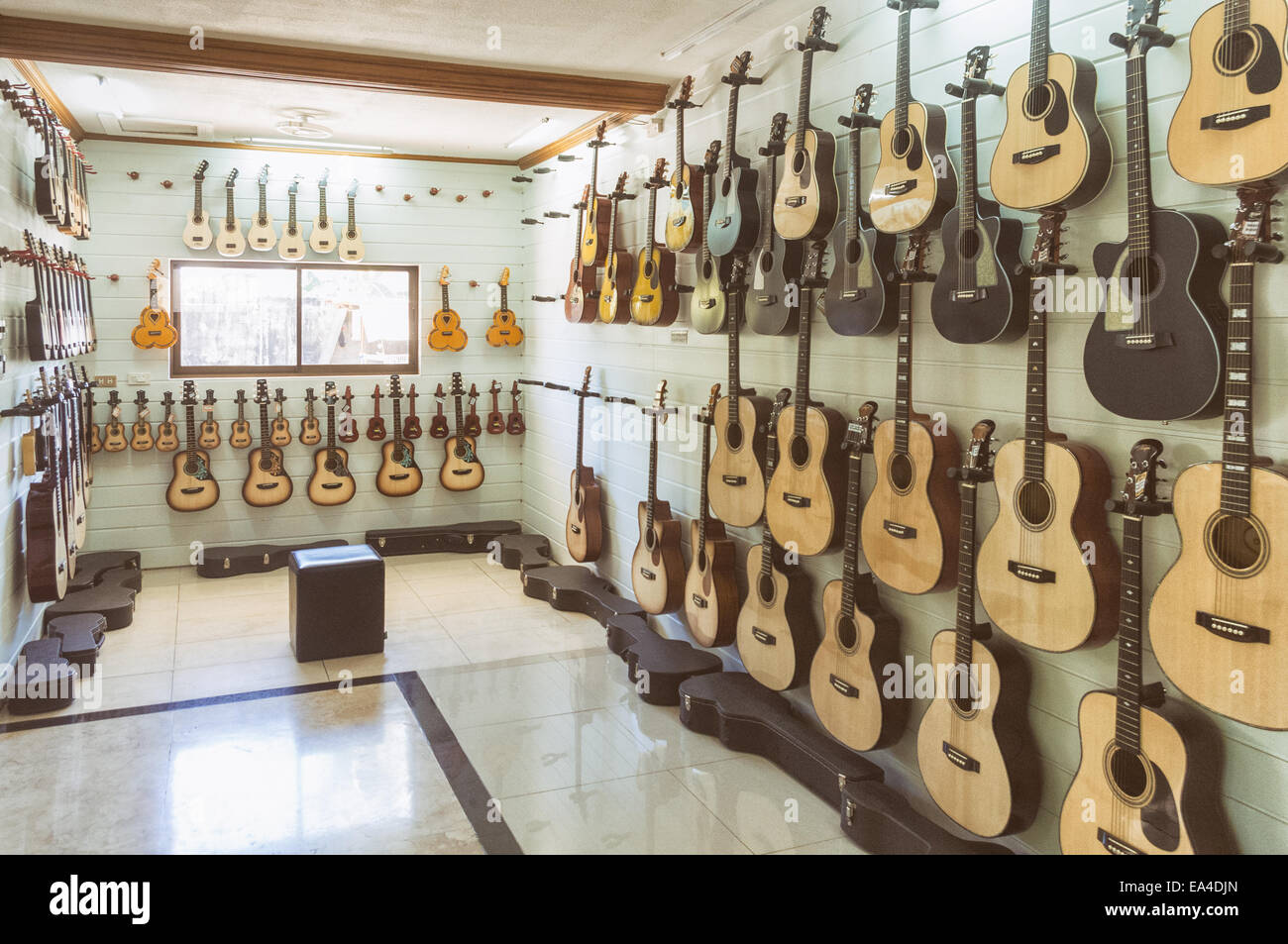 Alegre, Fábrica de guitarras hechas a mano en la fábrica de guitarras lapu lapu ciudad de Filipinas. Foto de stock